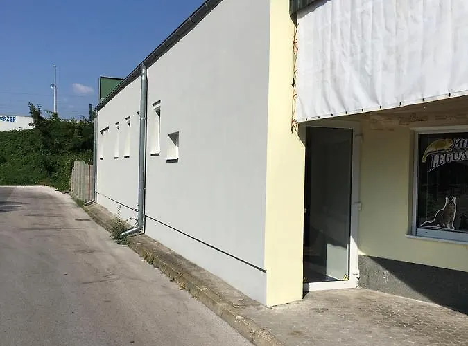 Harrys 2* Révkomárom